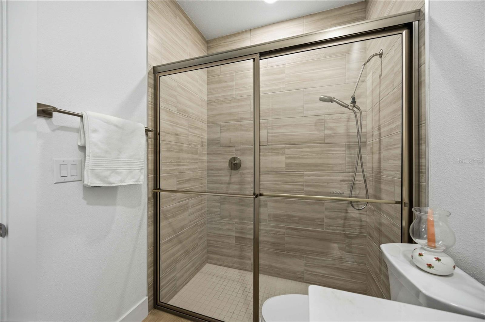 Listing photo id 35 for 18652 Dayspring Place