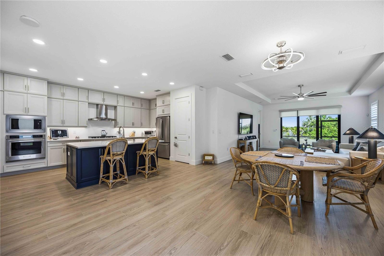 Listing photo id 3 for 18652 Dayspring Place