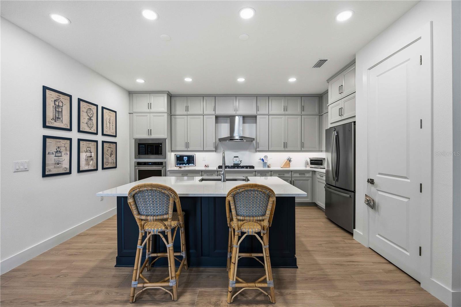 Listing photo id 4 for 18652 Dayspring Place