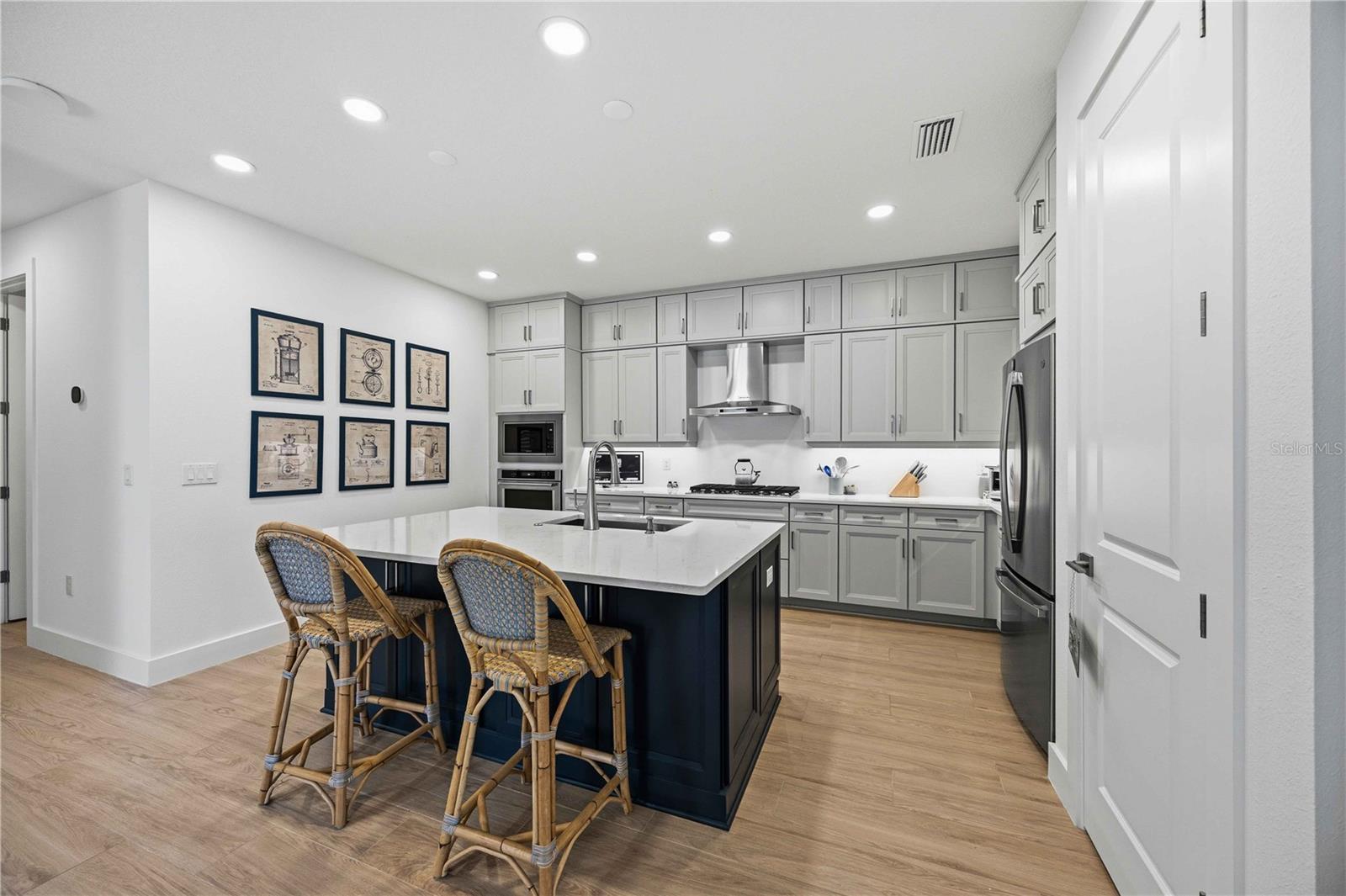 Listing photo id 5 for 18652 Dayspring Place