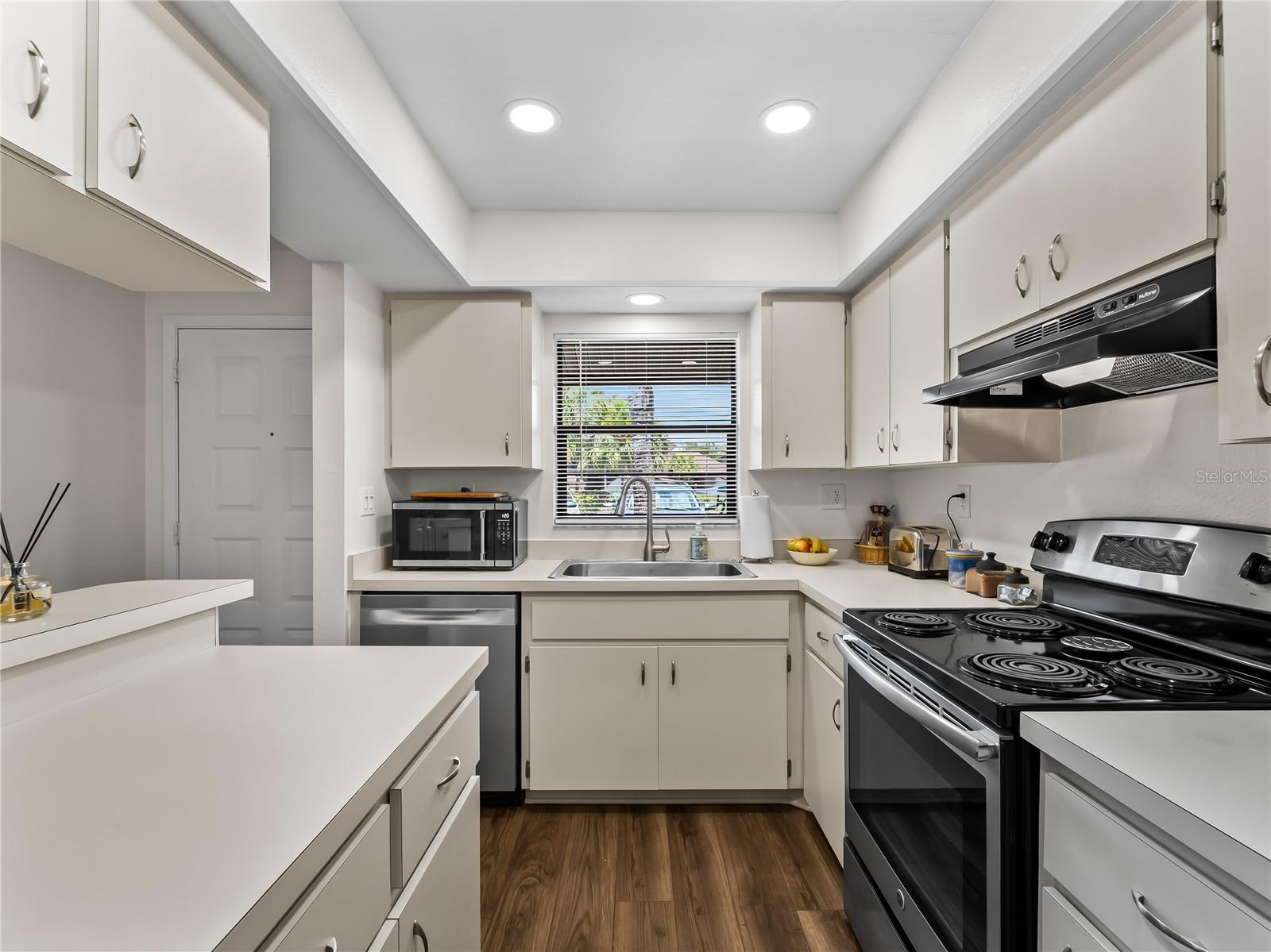 Image 14 of 49 For 929 Capri Isles Boulevard 27