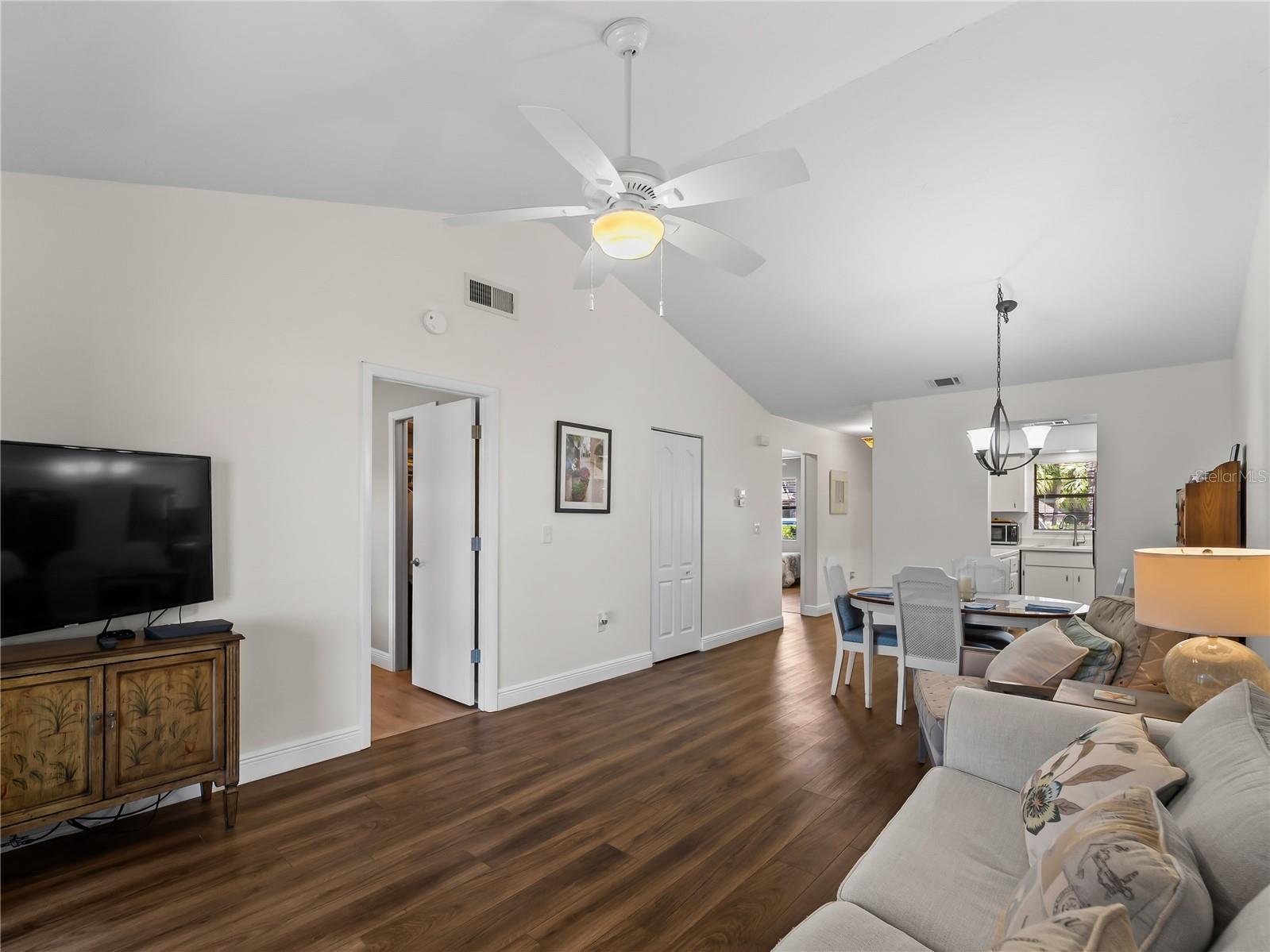 Image 21 of 49 For 929 Capri Isles Boulevard 27