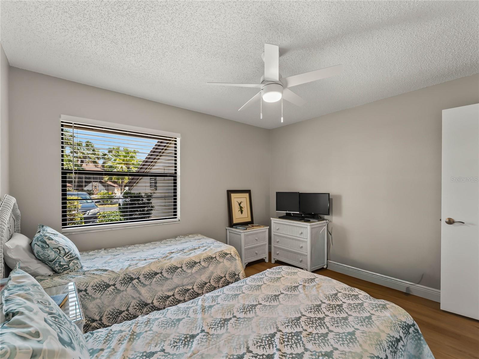 Image 25 of 49 For 929 Capri Isles Boulevard 27