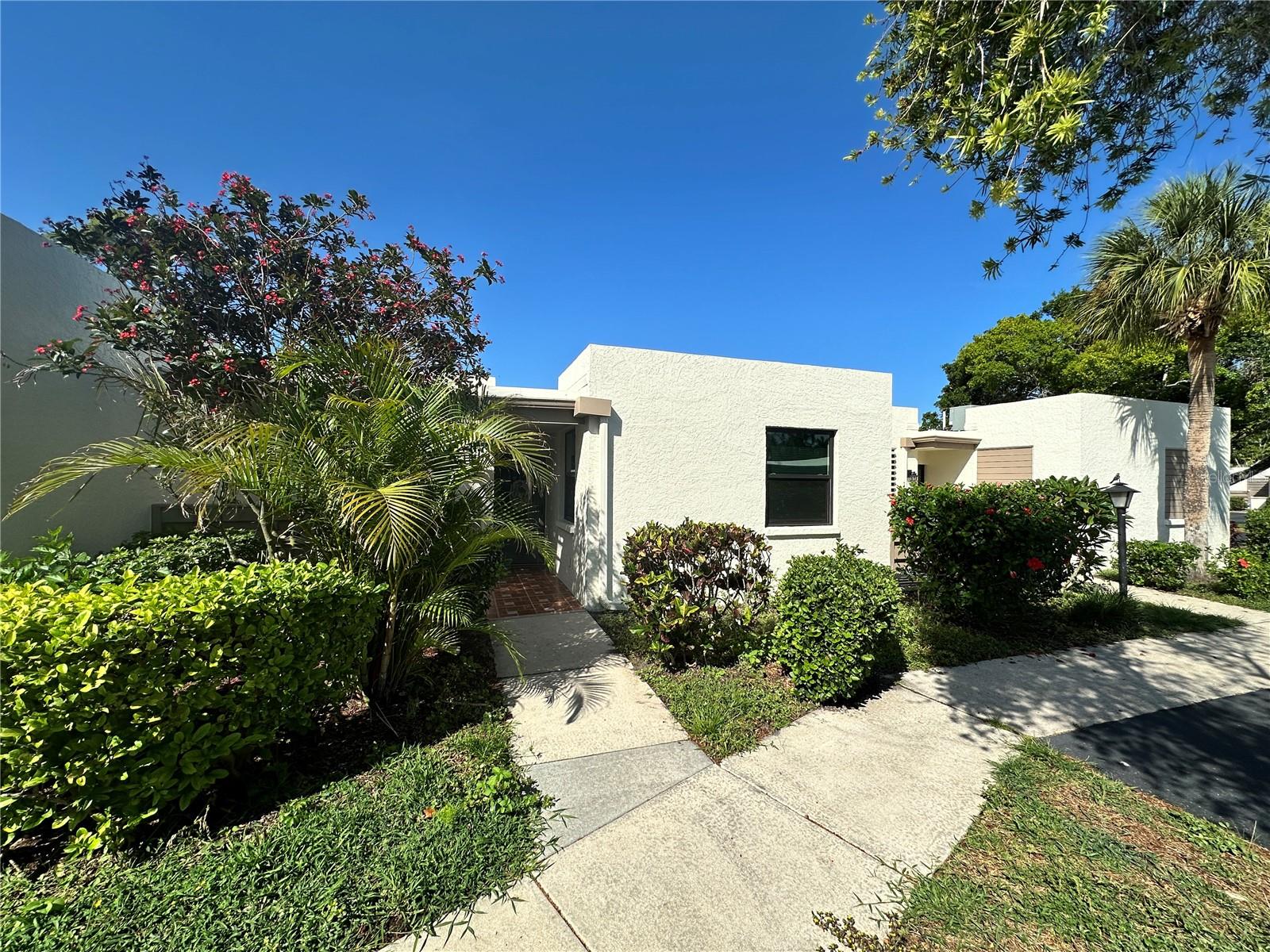 Listing photo id 0 for 567 Lakeside Drive 567