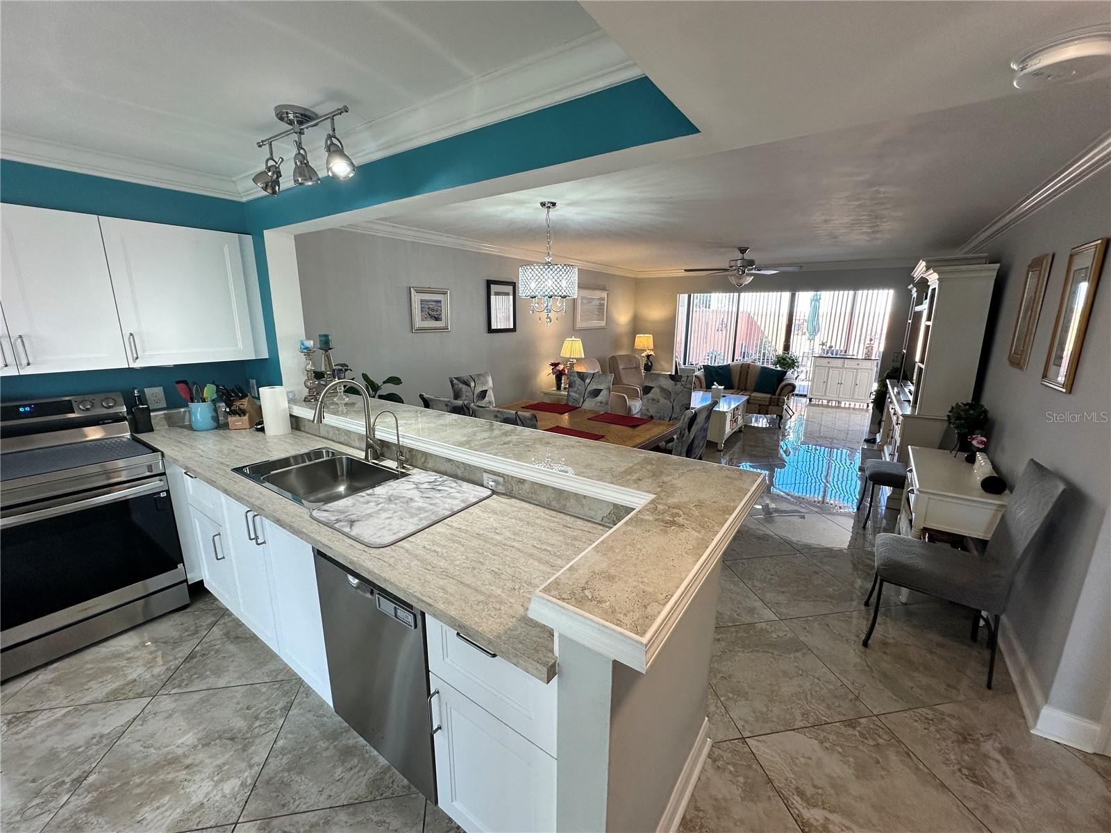 Listing photo id 3 for 567 Lakeside Drive 567