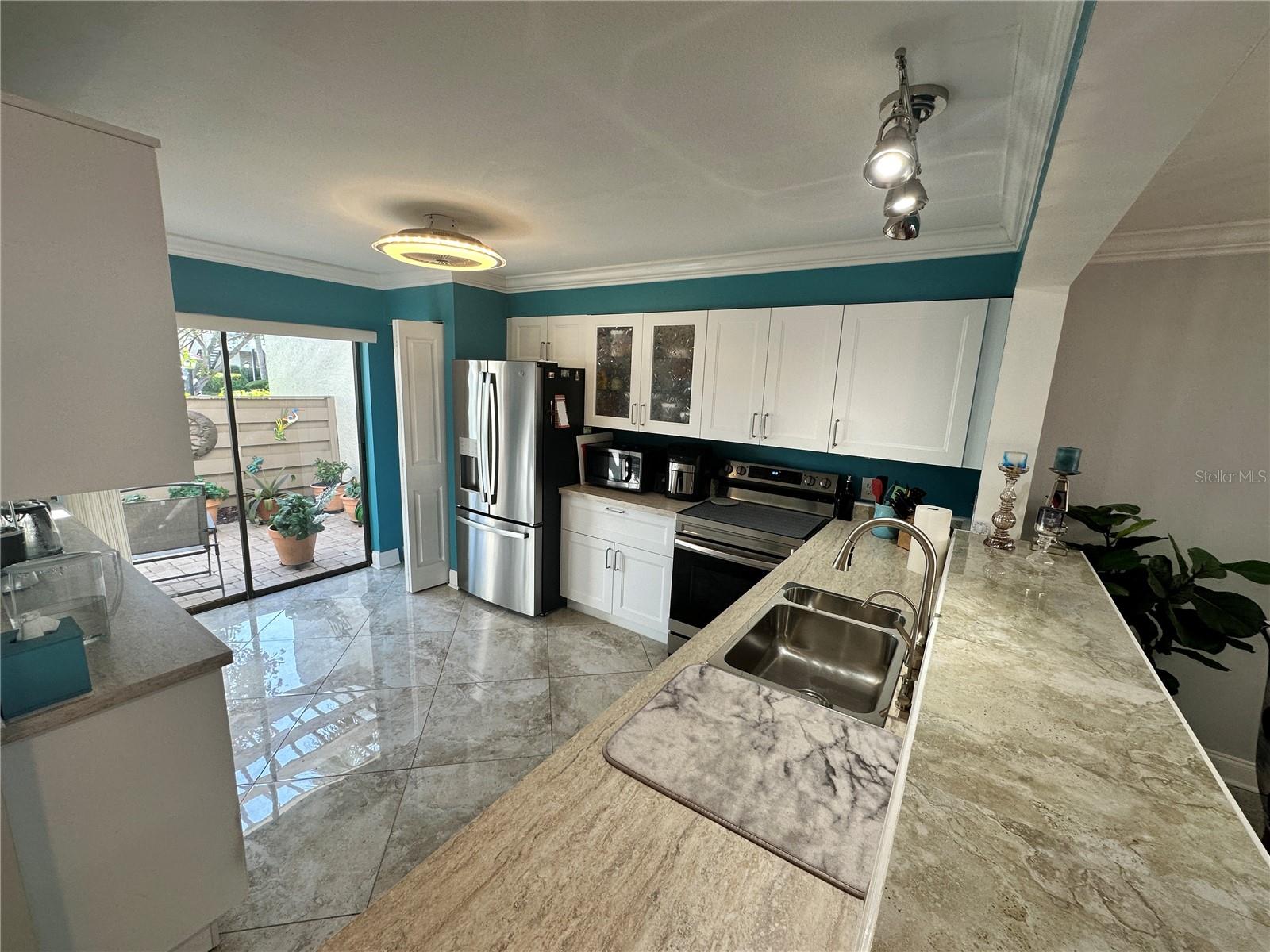 Listing photo id 4 for 567 Lakeside Drive 567
