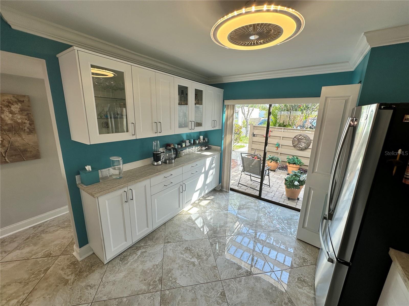Listing photo id 5 for 567 Lakeside Drive 567
