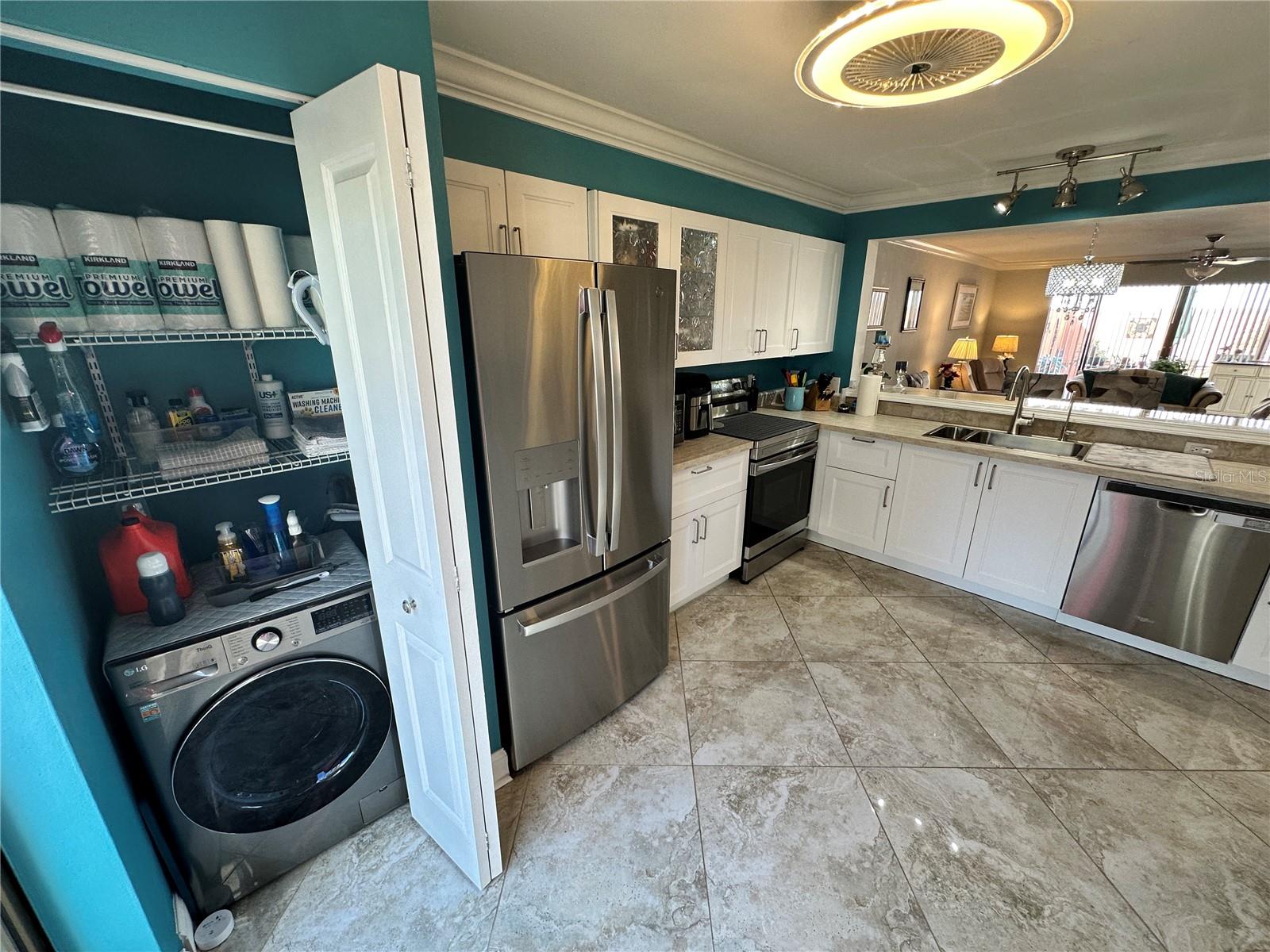 Listing photo id 6 for 567 Lakeside Drive 567