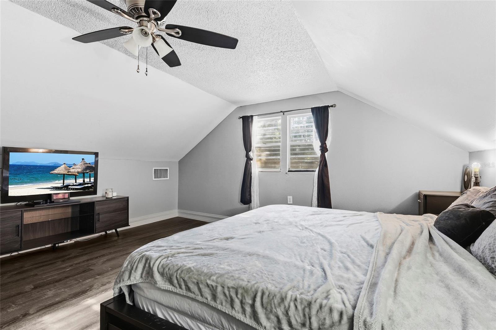 Image 20 of 47 For 219 39th Street E