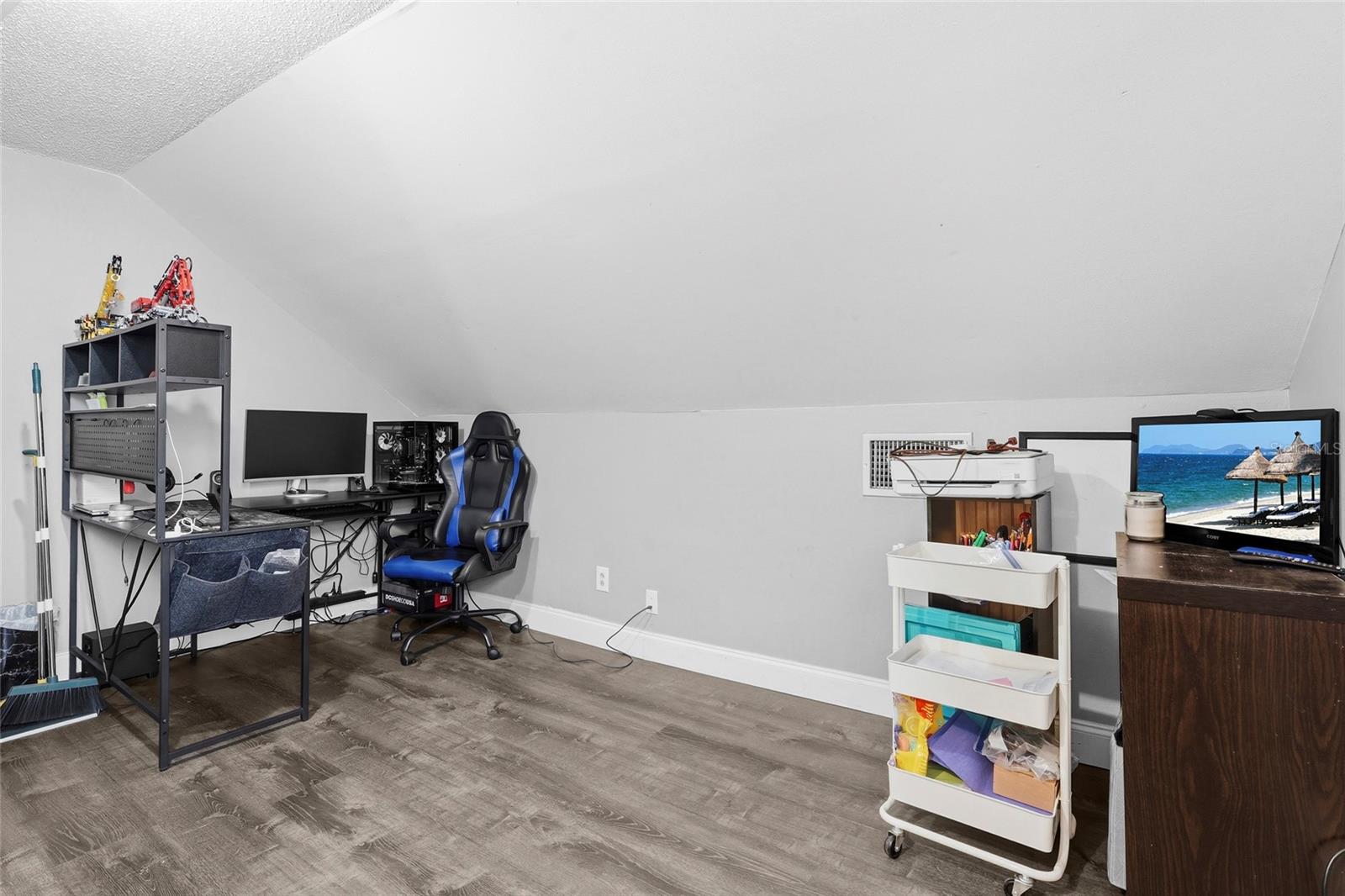 Image 24 of 47 For 219 39th Street E