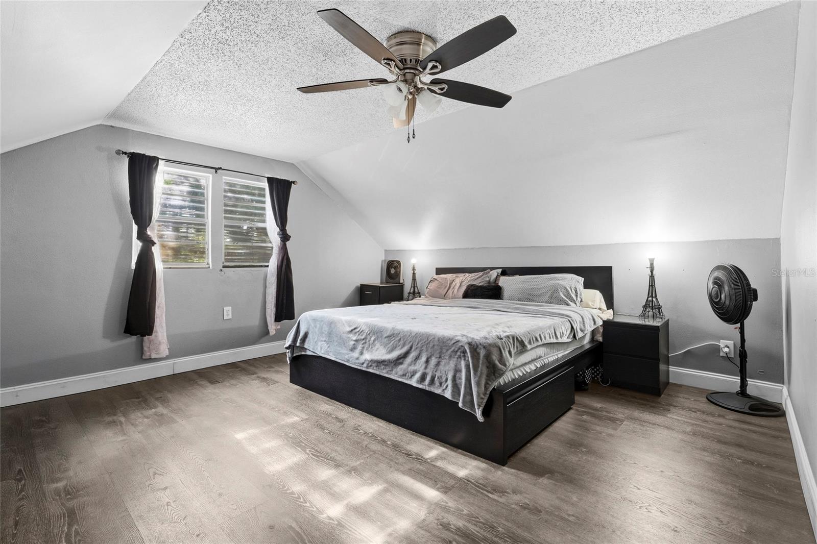 Image 5 of 47 For 219 39th Street E