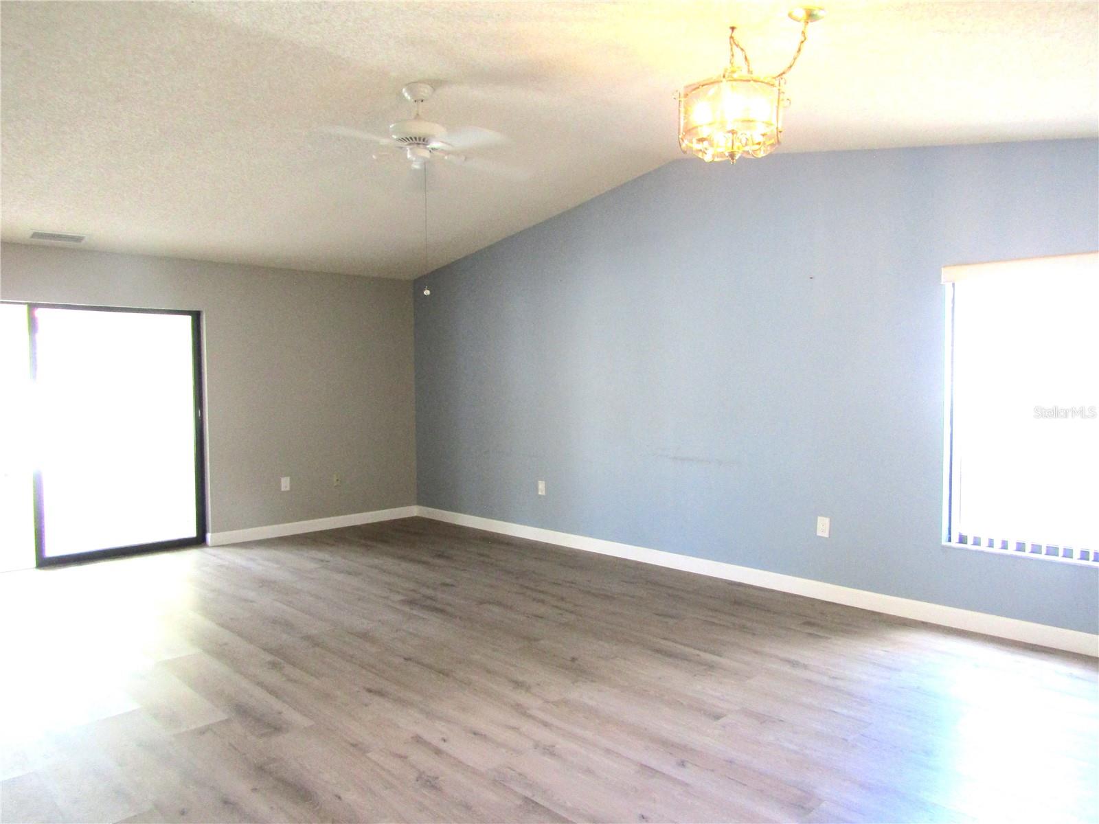 Image 11 of 30 For 4633 Oak Hill Drive 13