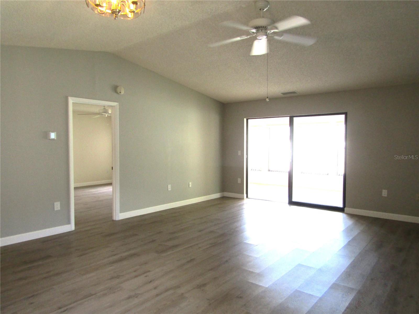 Image 12 of 30 For 4633 Oak Hill Drive 13