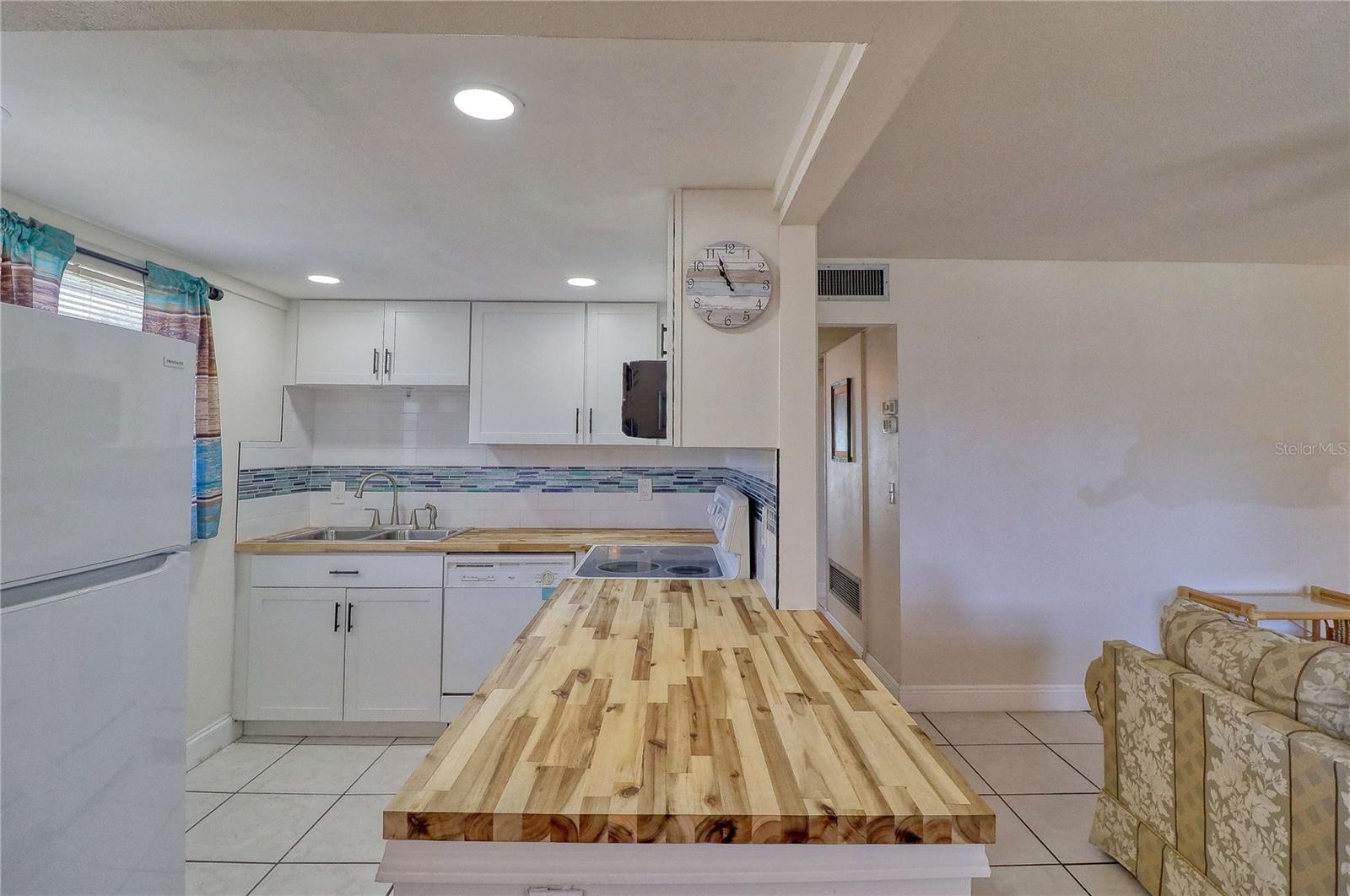 Image 14 of 39 For 101 Cambridge Trail 196