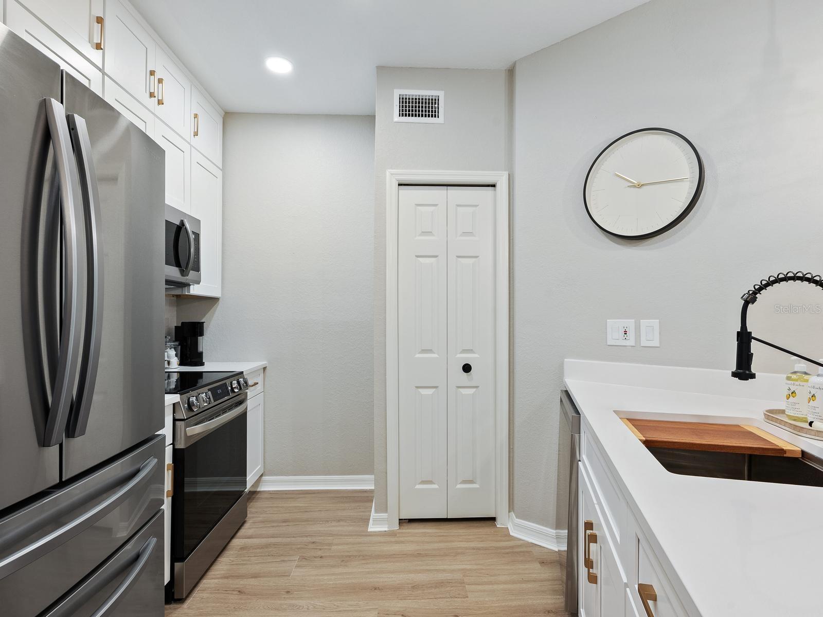 Image 10 of 27 For 5168 Northridge Road 102