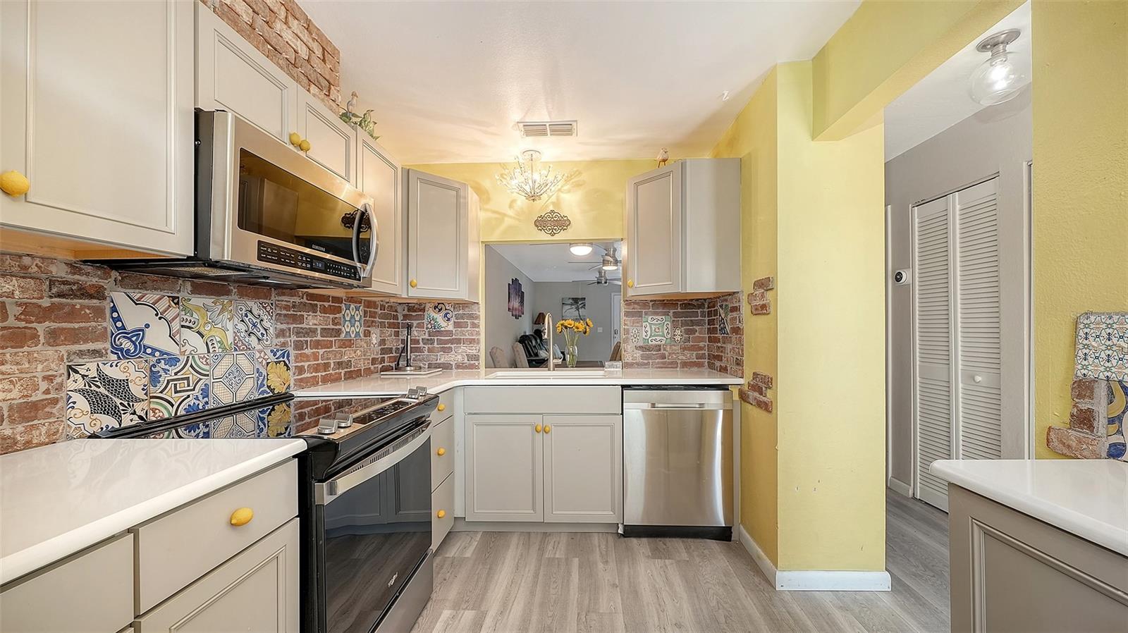 Image 13 of 53 For 6921 Holmes Boulevard