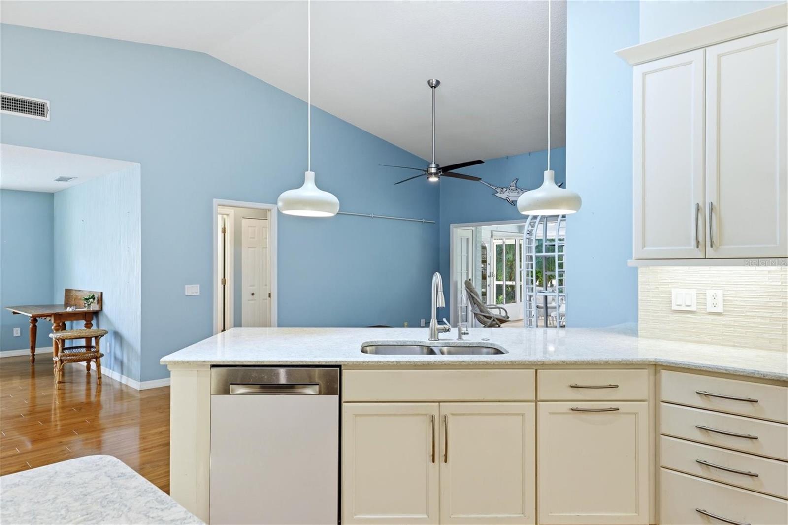 Listing photo id 10 for 5723 Garden Lakes Palm