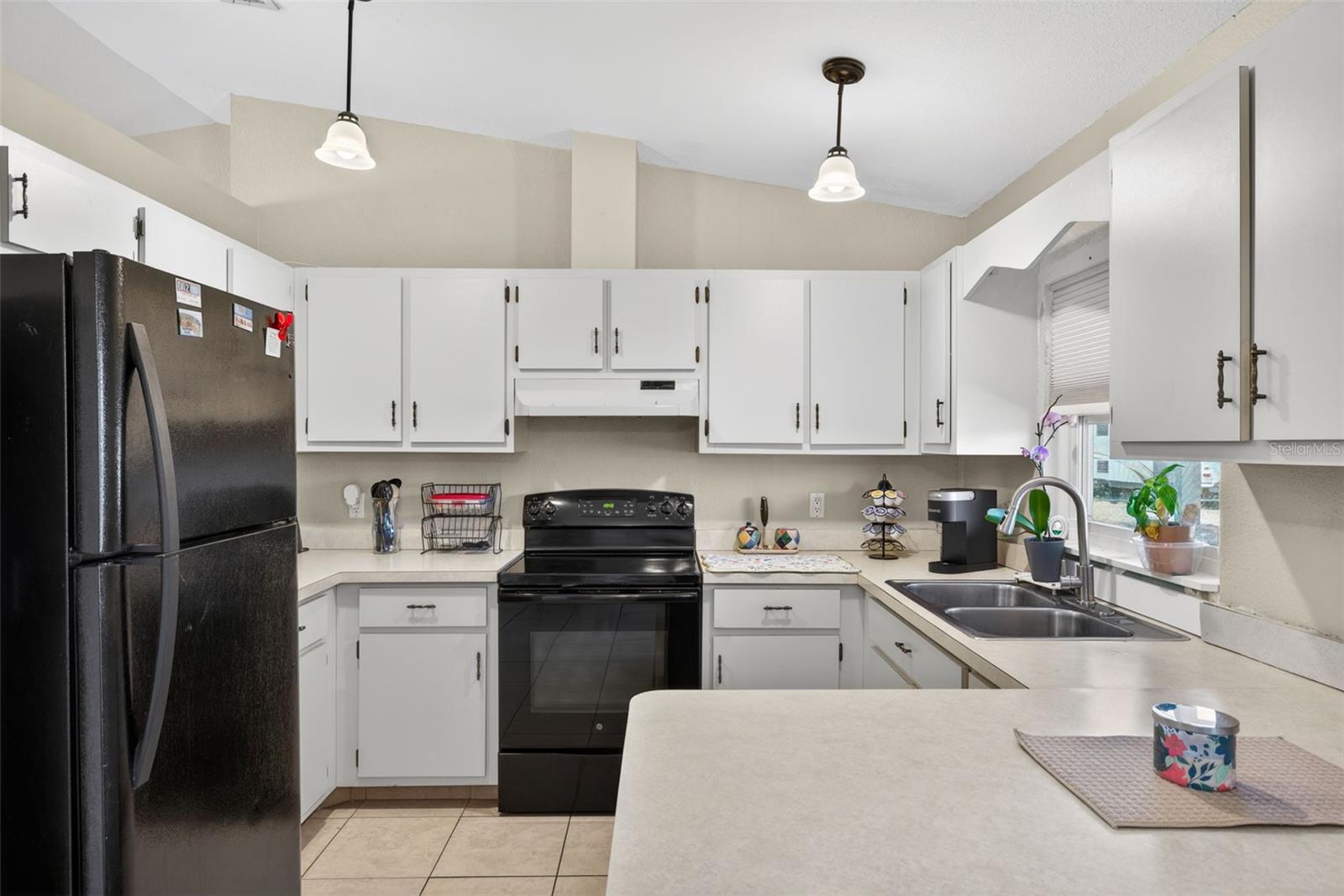 Image 7 of 32 For 9116 Castlehill Avenue