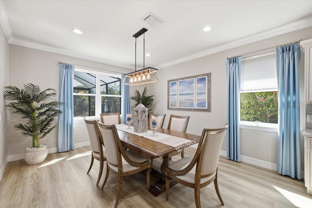 Listing photo id 8 for 6143 Belina Court