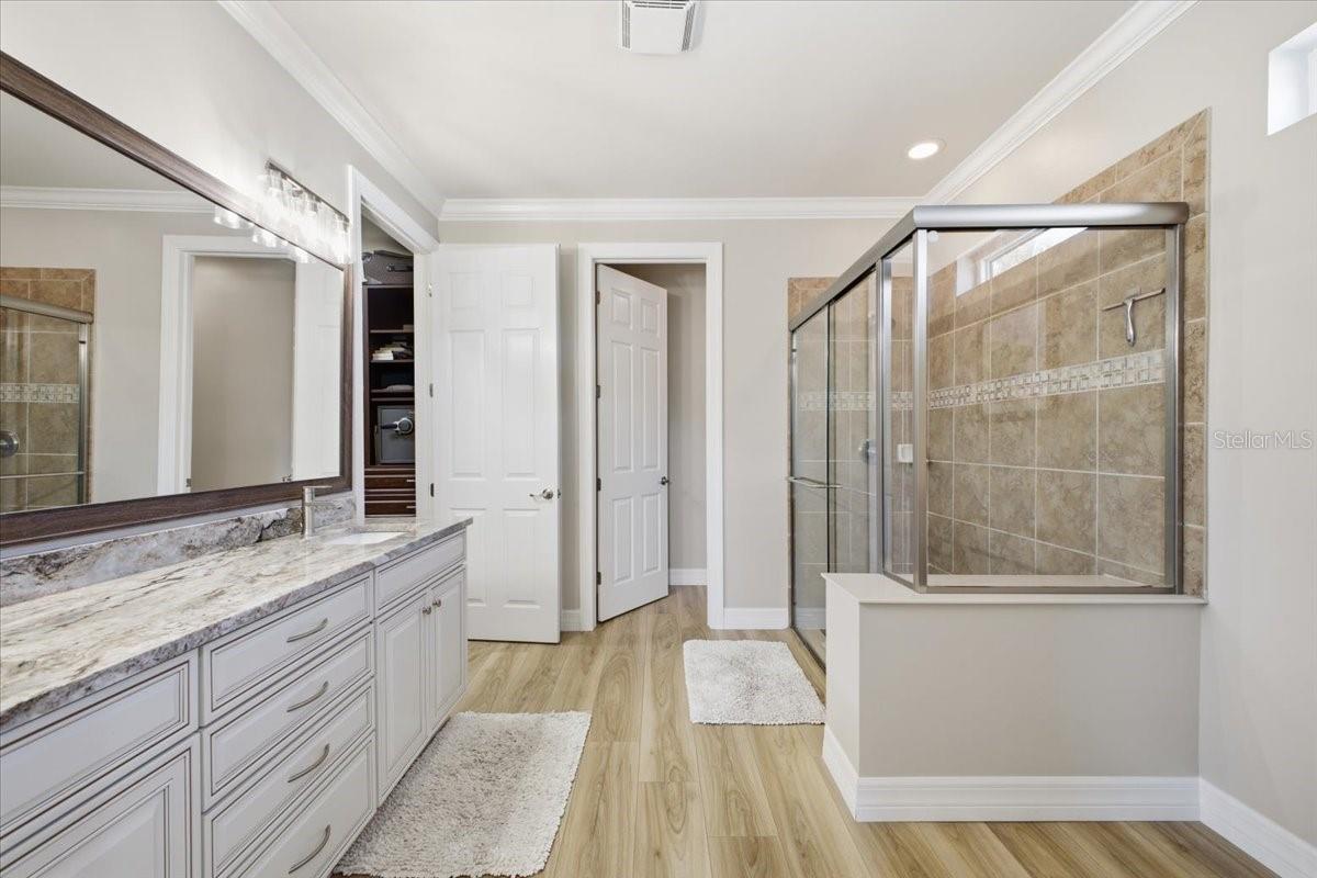 Listing photo id 11 for 6143 Belina Court