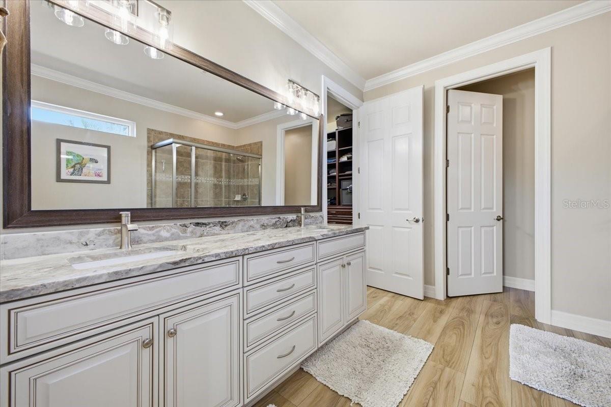 Listing photo id 12 for 6143 Belina Court