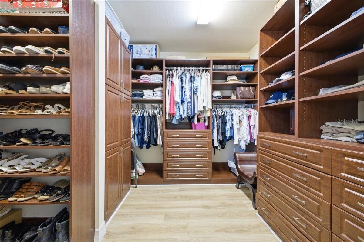 Listing photo id 13 for 6143 Belina Court