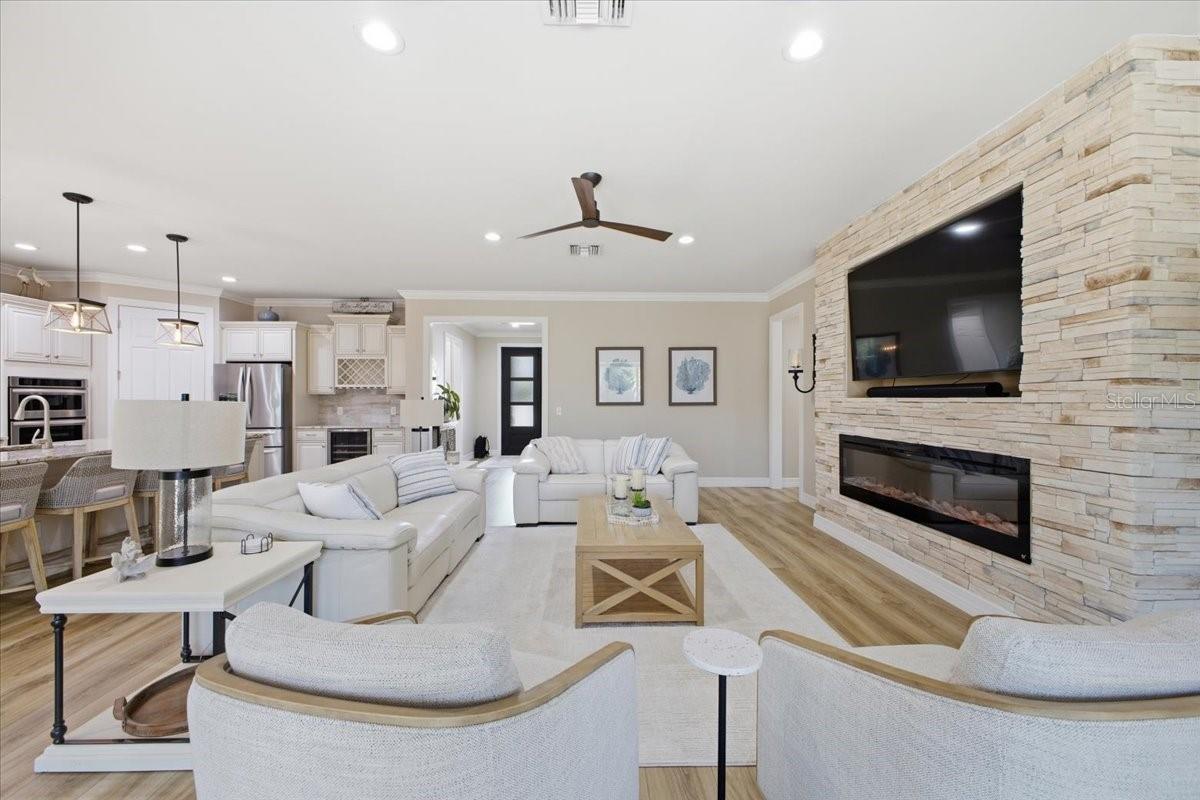 Listing photo id 2 for 6143 Belina Court