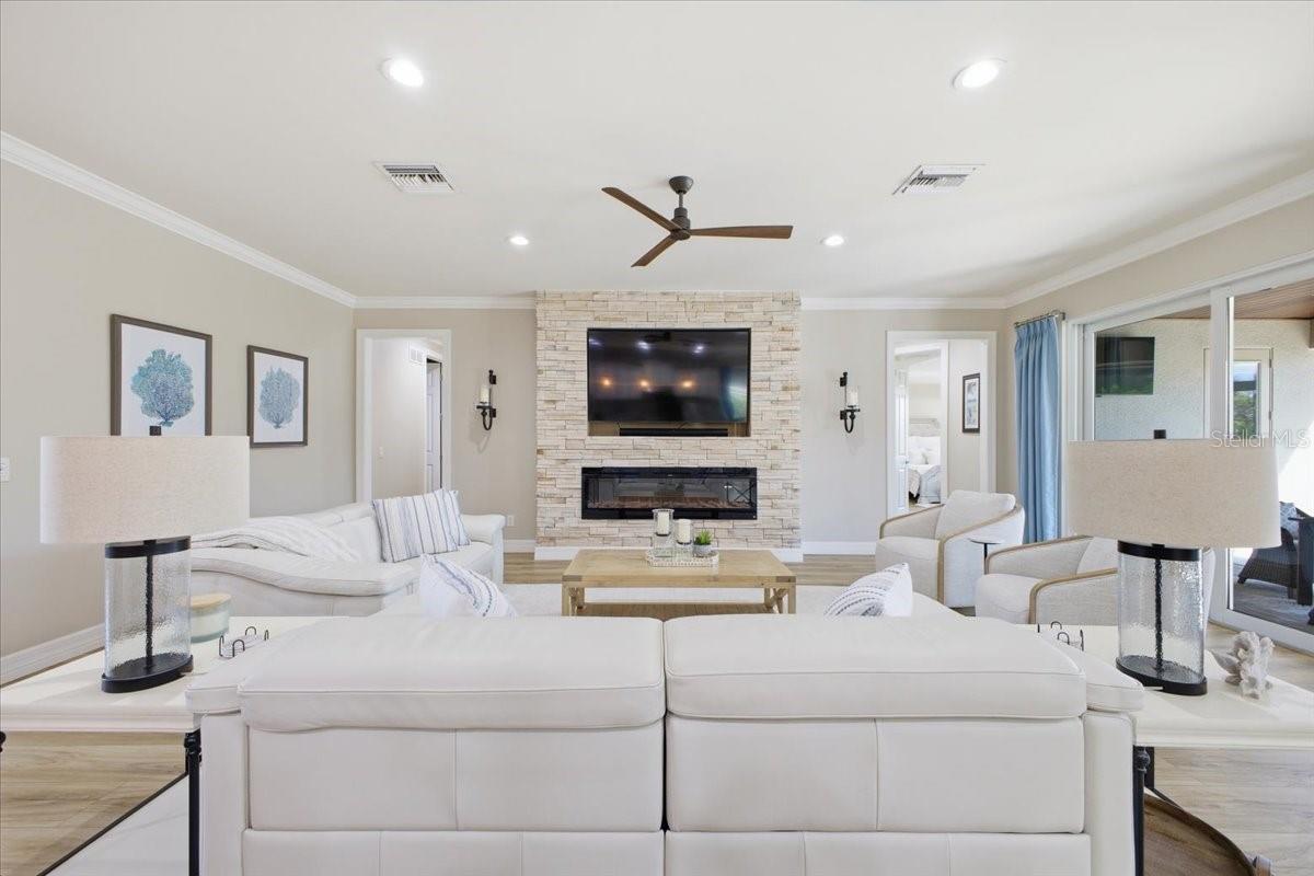 Listing photo id 3 for 6143 Belina Court
