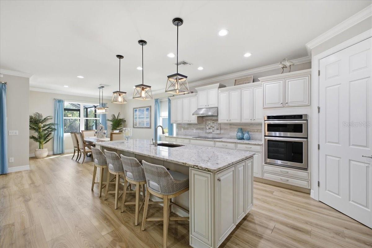 Listing photo id 6 for 6143 Belina Court