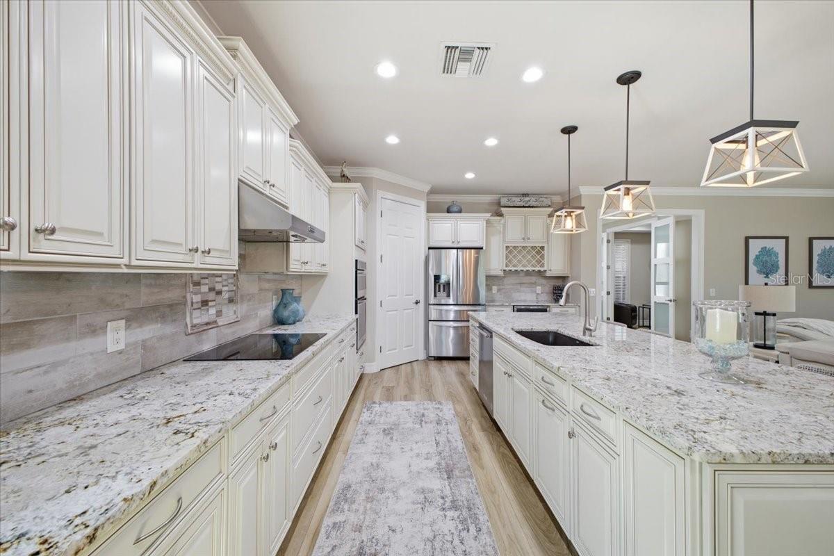 Listing photo id 7 for 6143 Belina Court