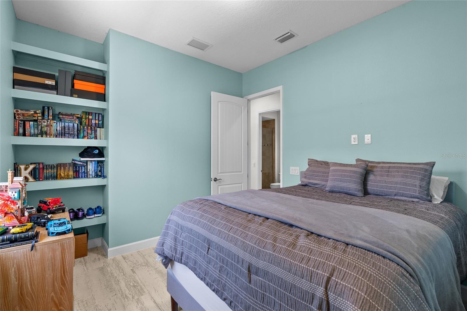 Listing photo id 17 for 319 Compass Point Drive 201