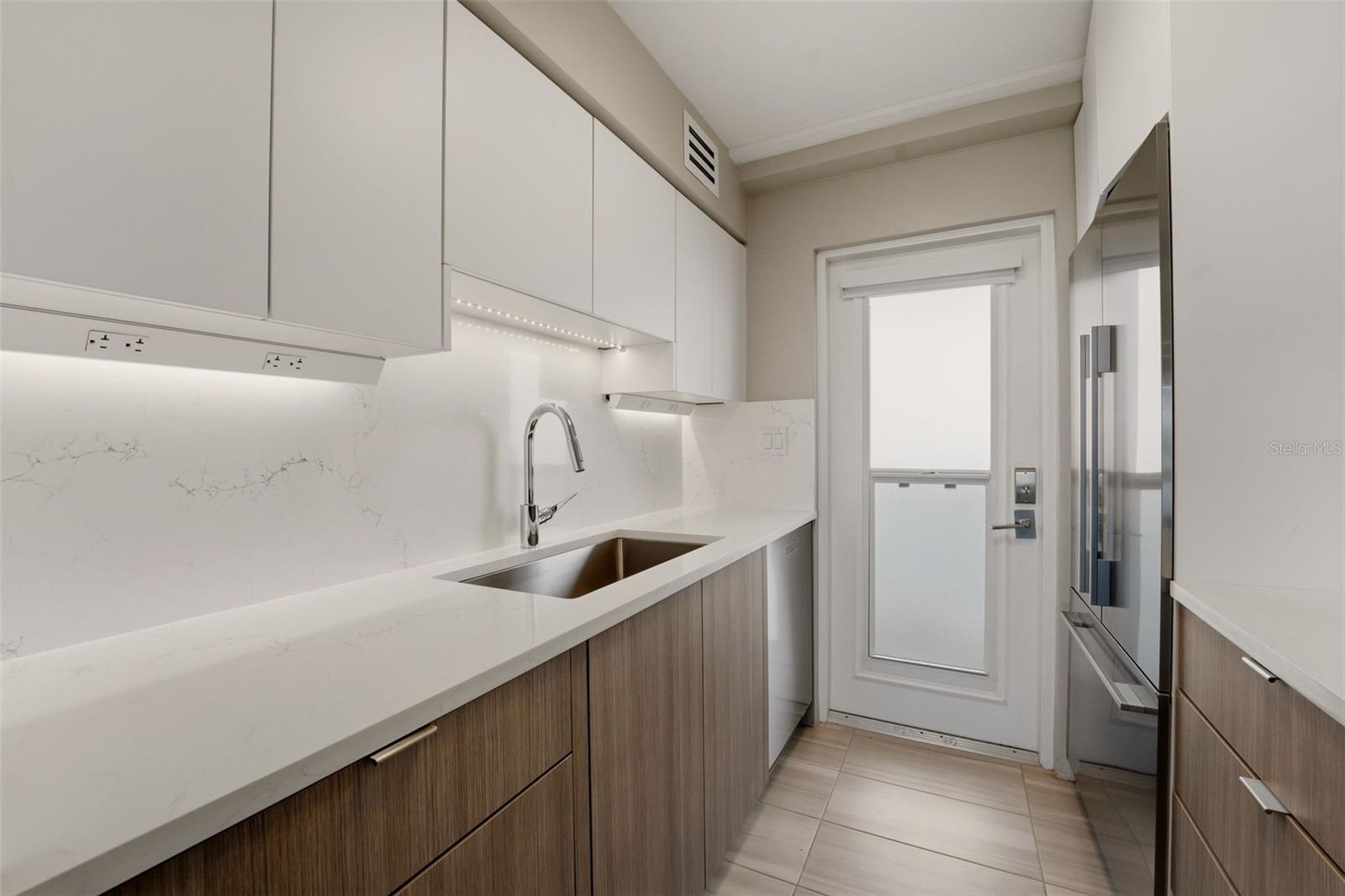 Image 4 of 71 For 33 Gulfstream Avenue 704