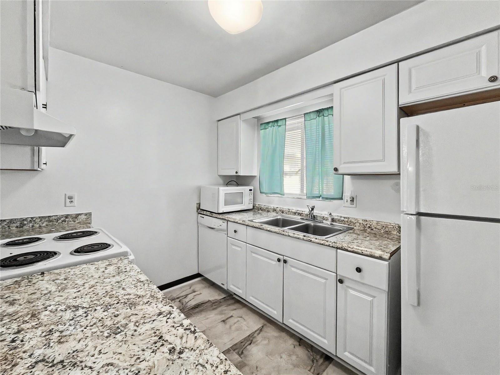 Image 6 of 22 For 2752 Hidden Lake Boulevard 2752