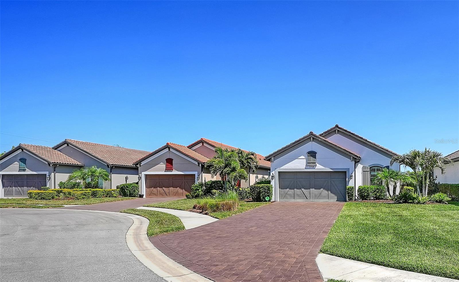 Listing photo id 3 for 5708 Puccini Street