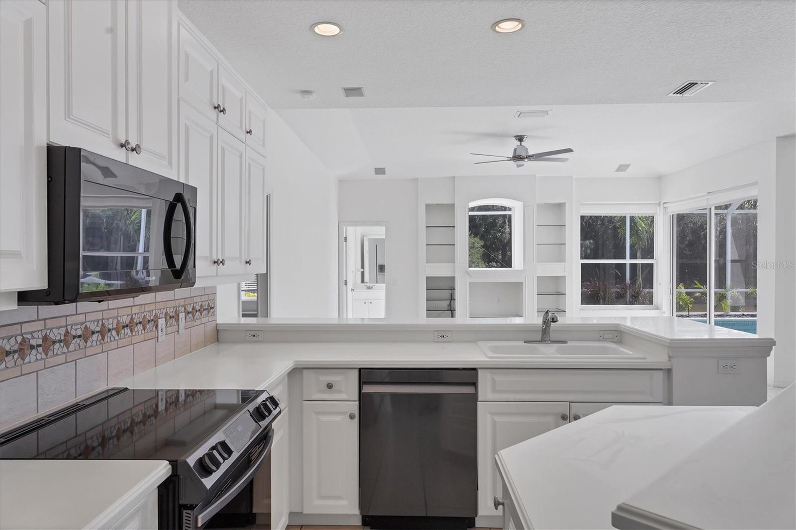 Image 17 of 47 For 8501 Park Shore Lane
