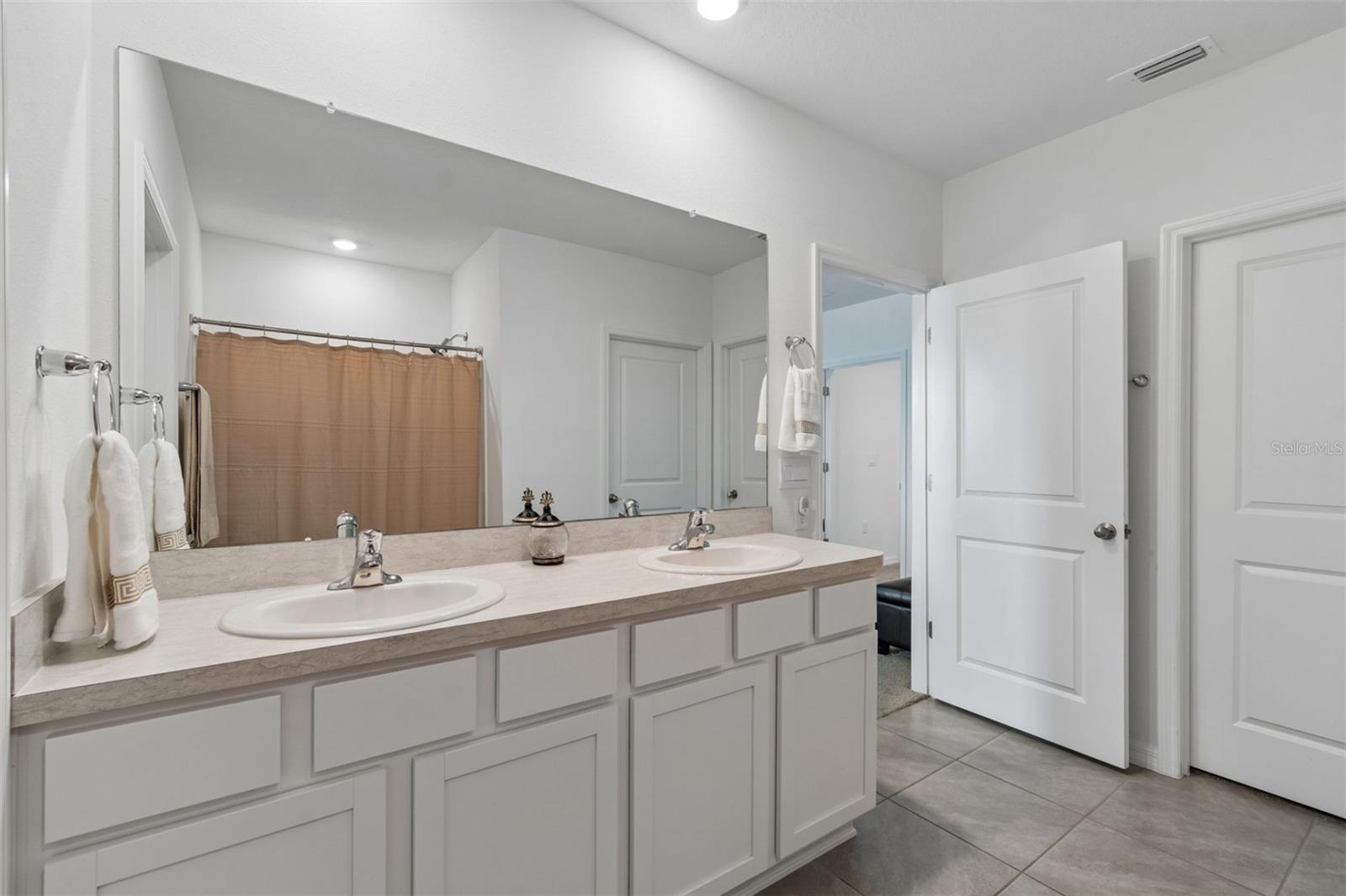 Image 19 of 29 For 3406 Grassy Knoll Court