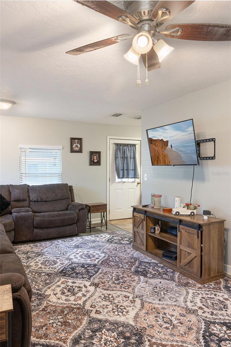 Image 3 of 16 For 1014 27th Avenue W
