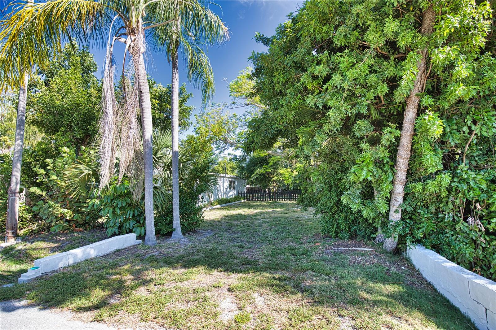 Image 3 of 54 For 650 Edwards Street