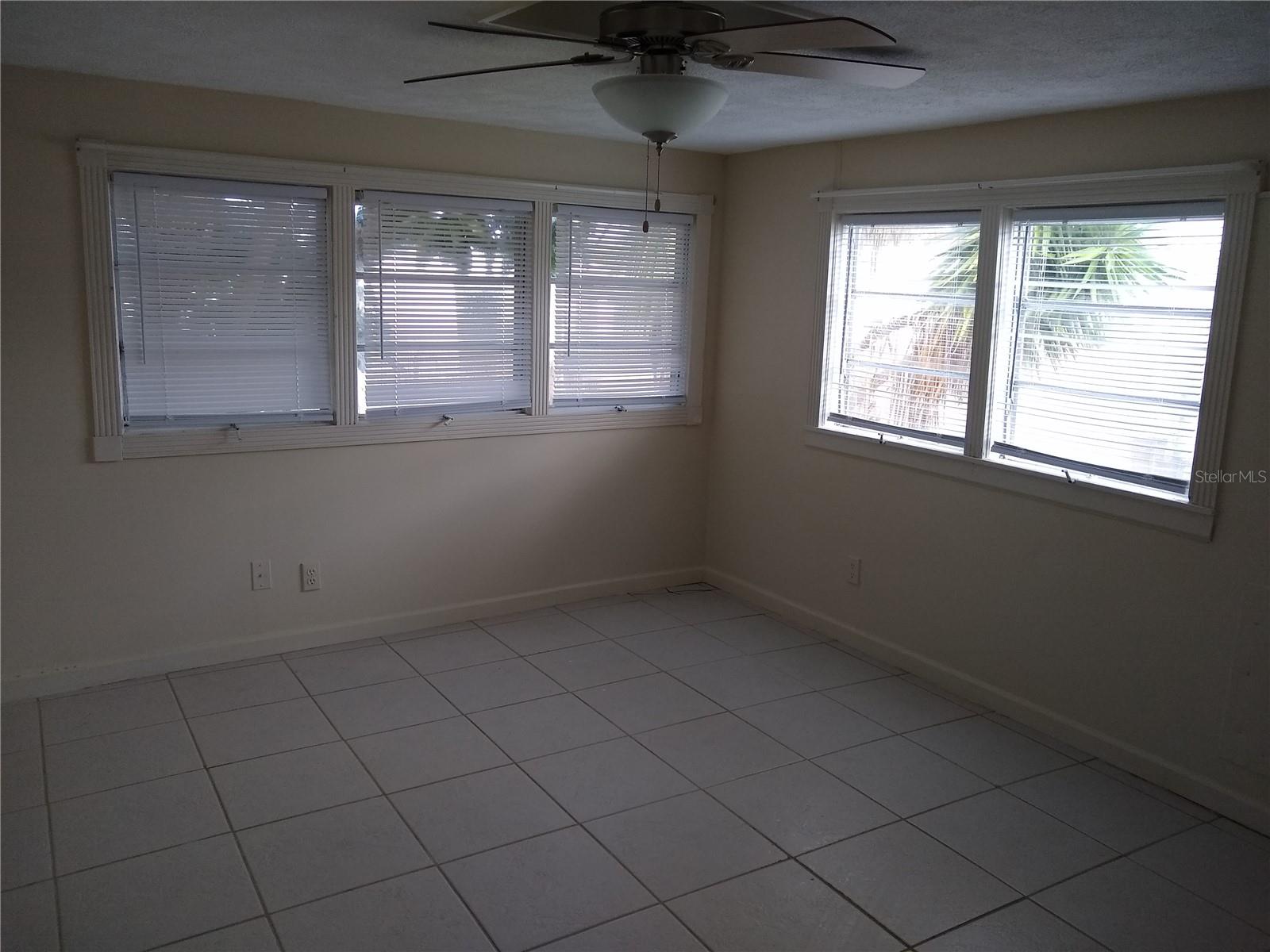 Image 4 of 7 For 205 52nd Avenue Drive W