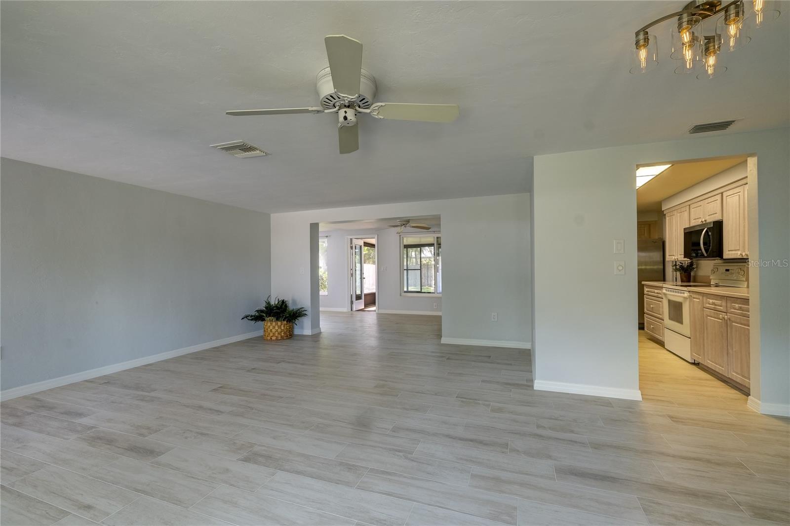 Image 6 of 40 For 3024 Chase Circle
