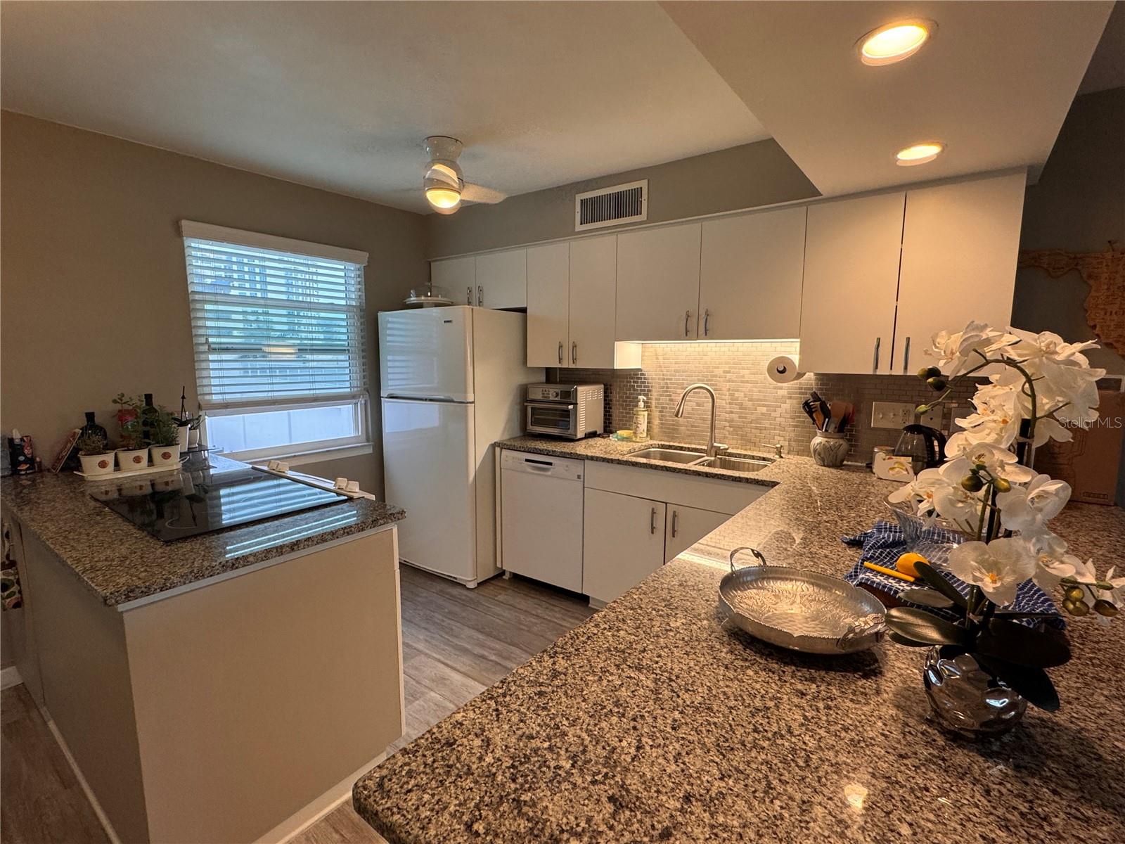 Image 15 of 22 For 33 Gulfstream Avenue 409