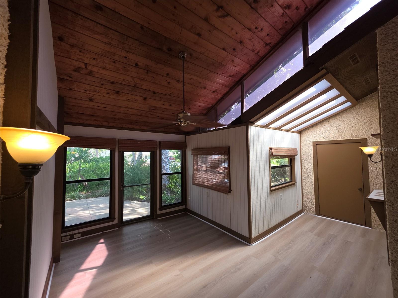 Image 11 of 55 For 7518 4th Avenue W