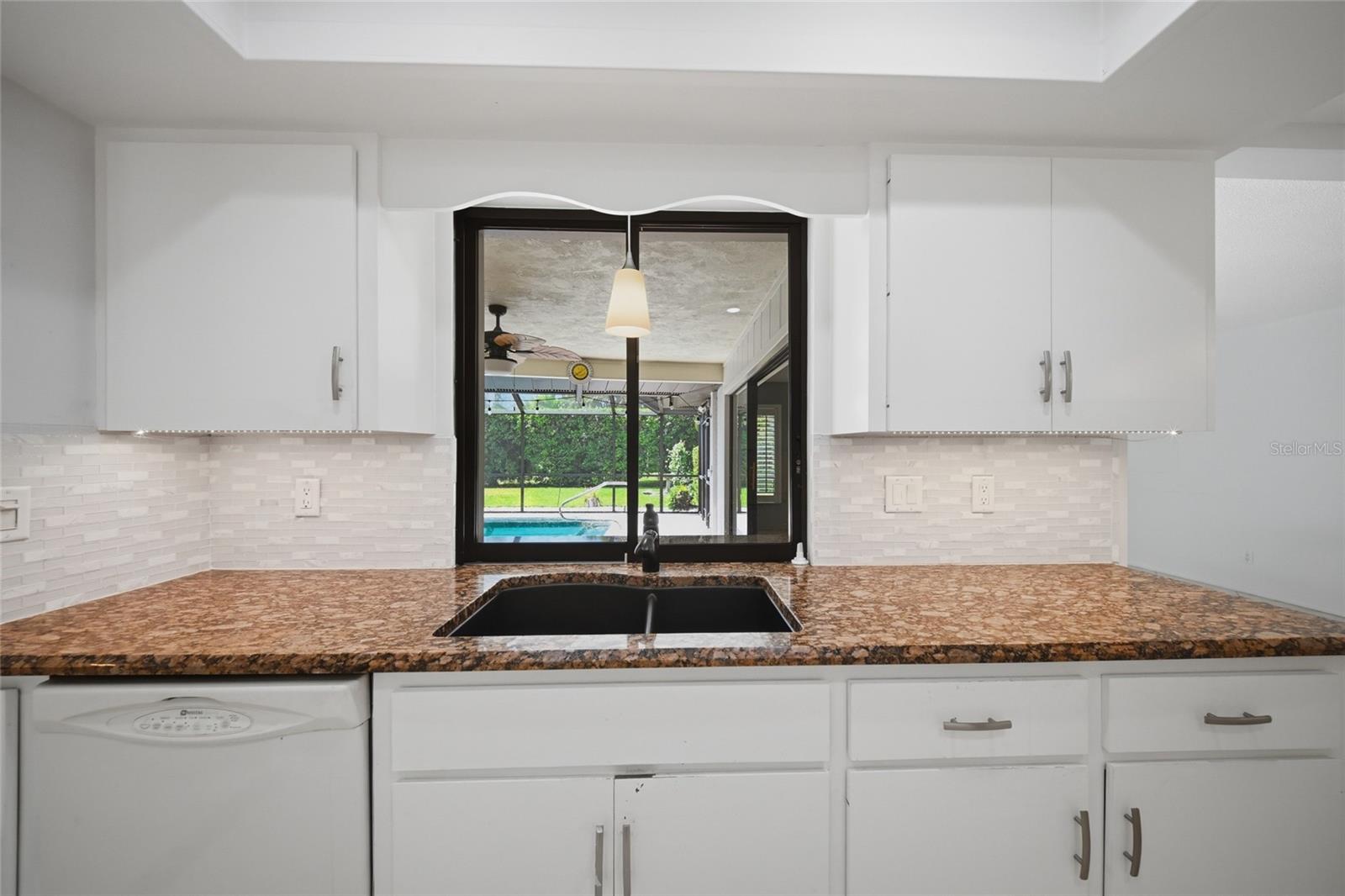 Image 11 of 24 For 450 Rubens Drive E