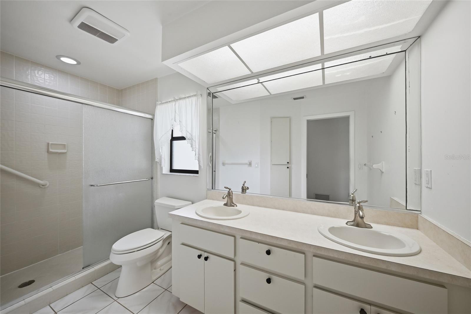 Image 15 of 24 For 450 Rubens Drive E