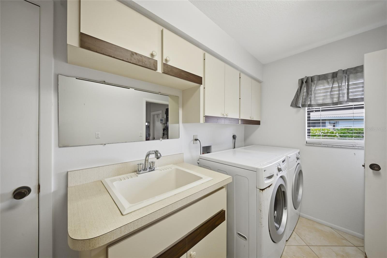 Image 19 of 24 For 450 Rubens Drive E