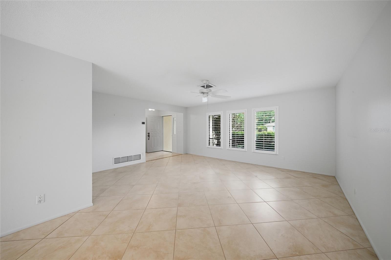 Image 4 of 24 For 450 Rubens Drive E
