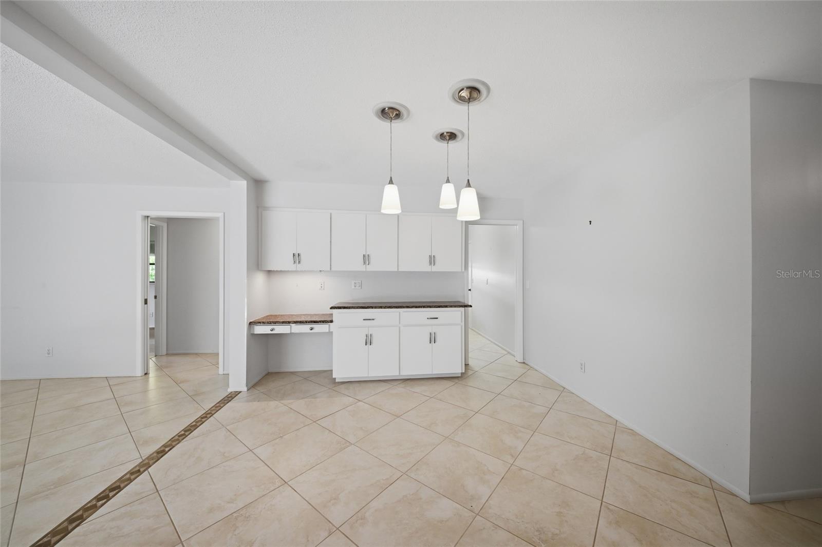 Image 9 of 24 For 450 Rubens Drive E