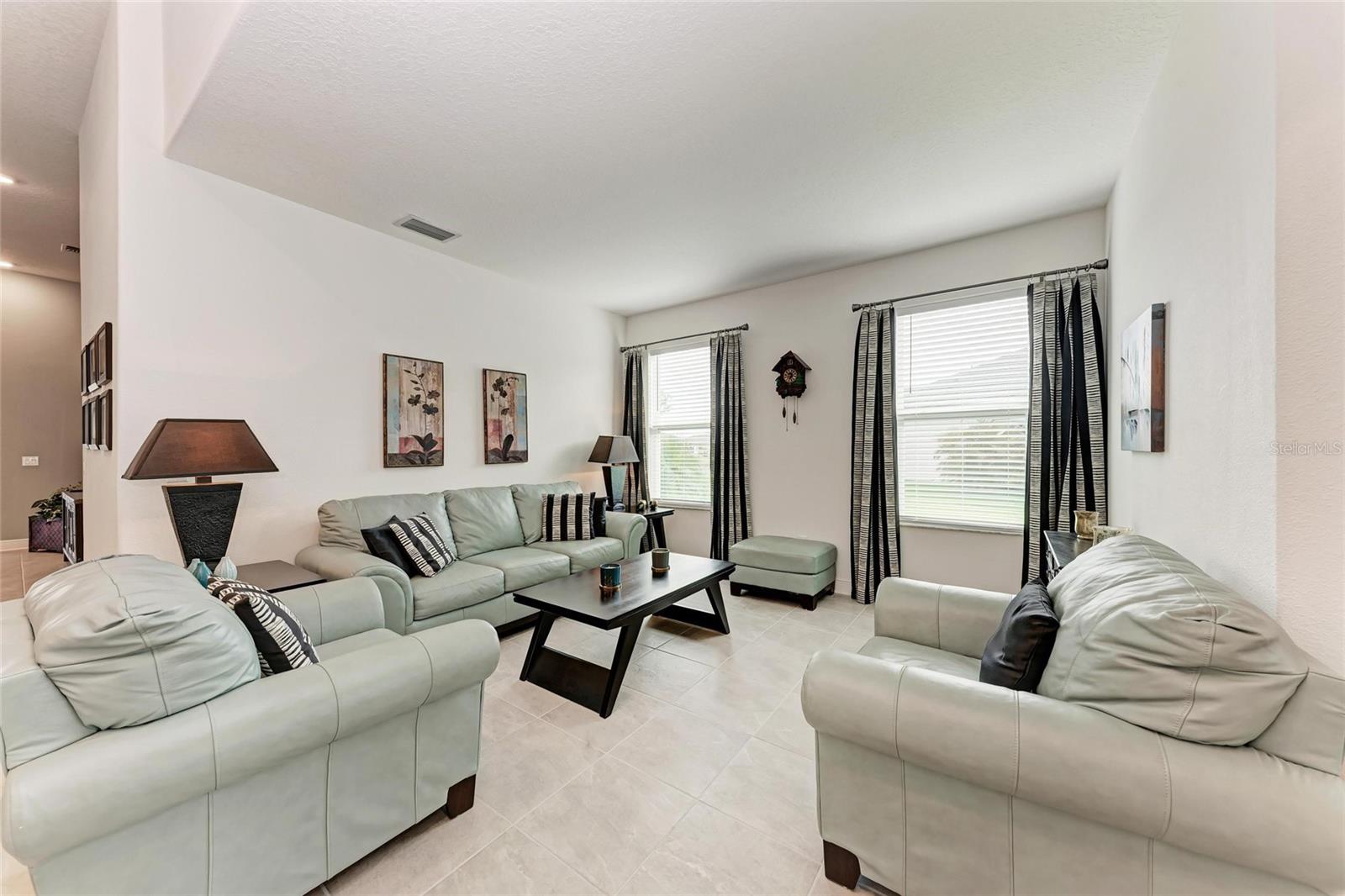 Listing photo id 11 for 5811 Campina Place