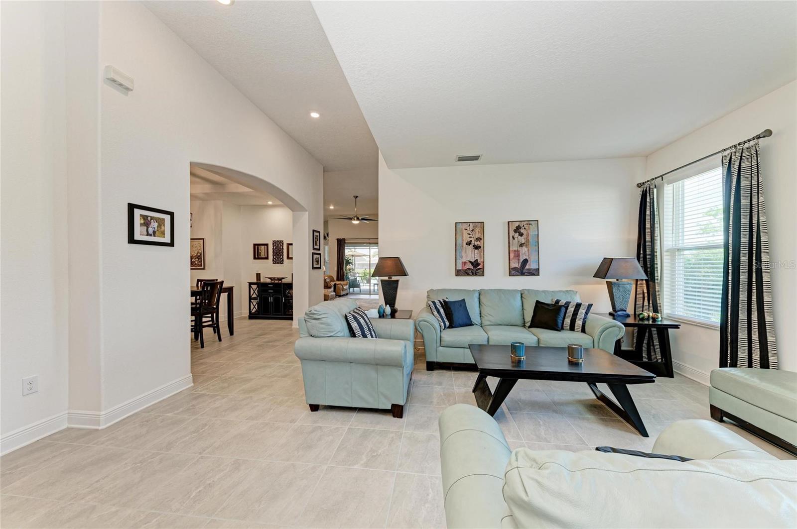 Listing photo id 12 for 5811 Campina Place