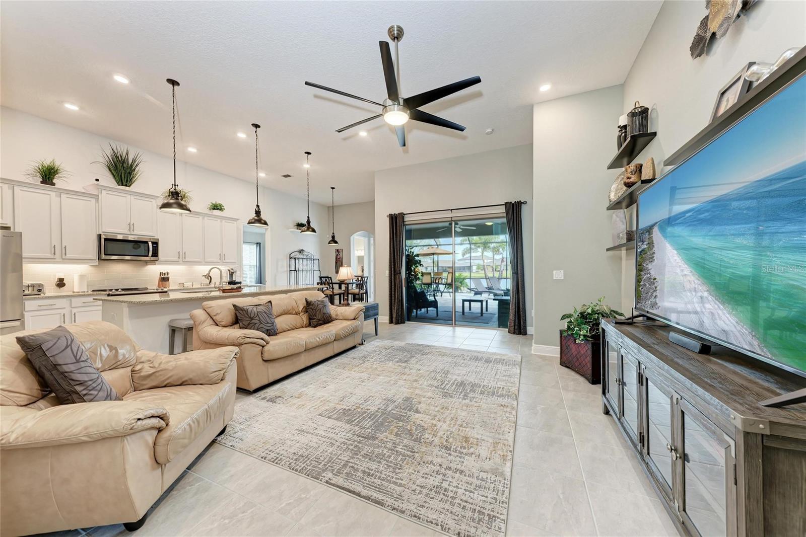 Listing photo id 16 for 5811 Campina Place